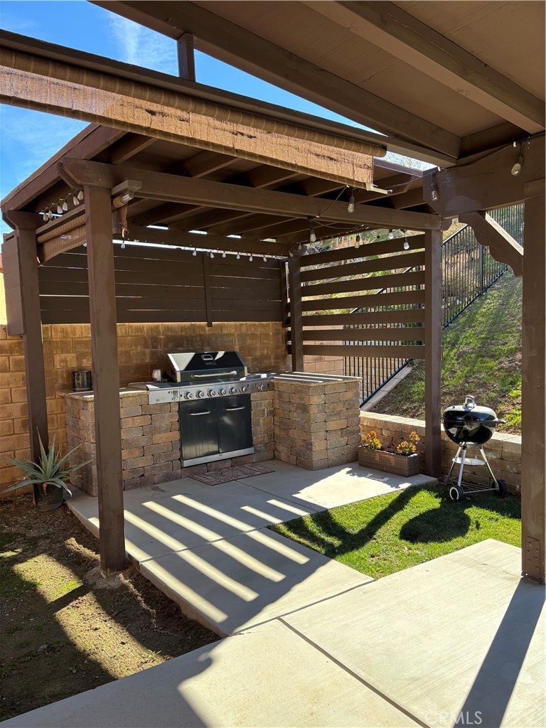 2534 Mapleleaf Terrace Palmdale, CA 93551 - Photo 44 of 48 a view of a patio with a table and chairs