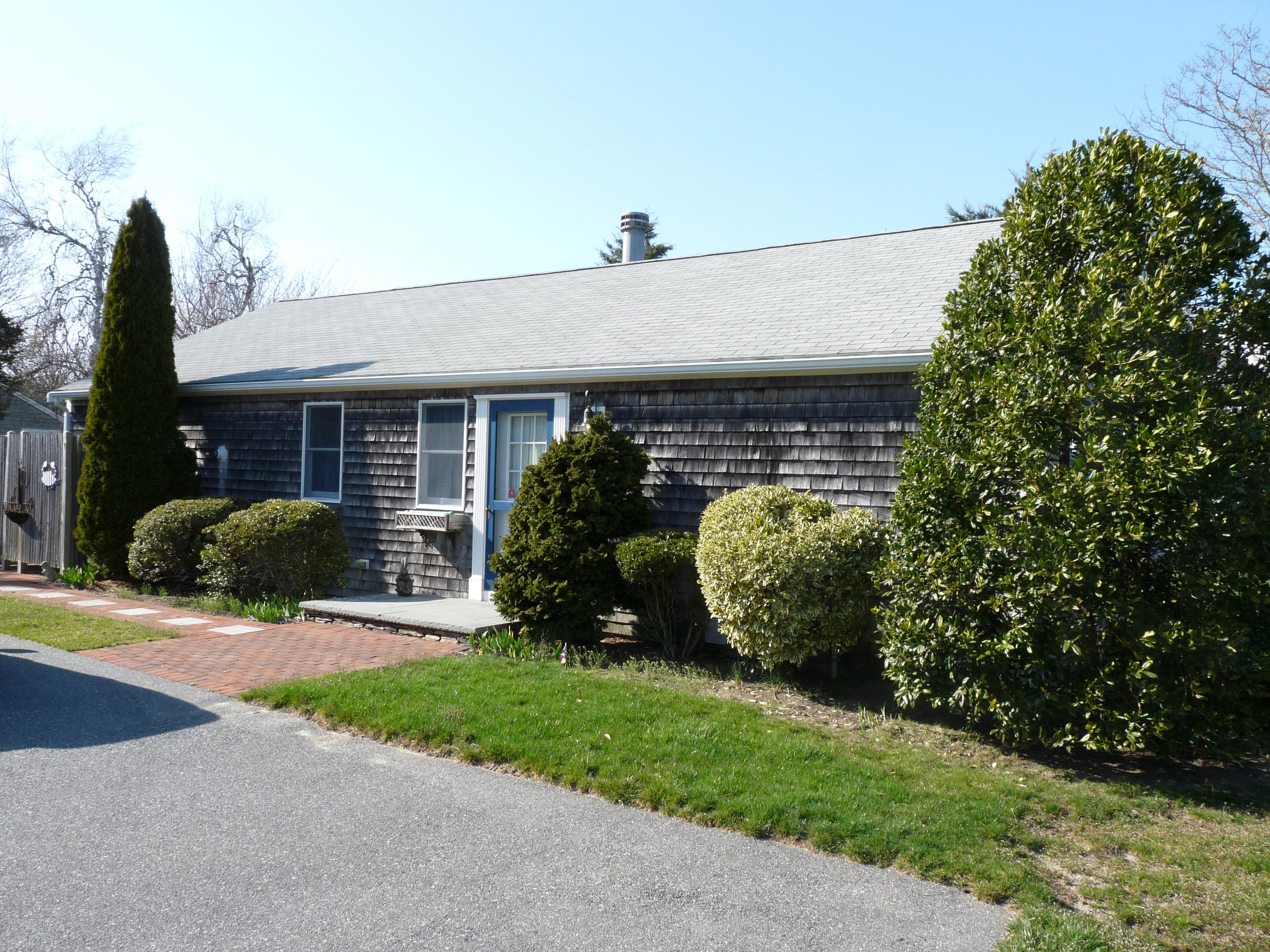 170 Beach Road, Unit 10 Orleans, MA 02653 - Photo 4 of 23 a front view of a house with garden