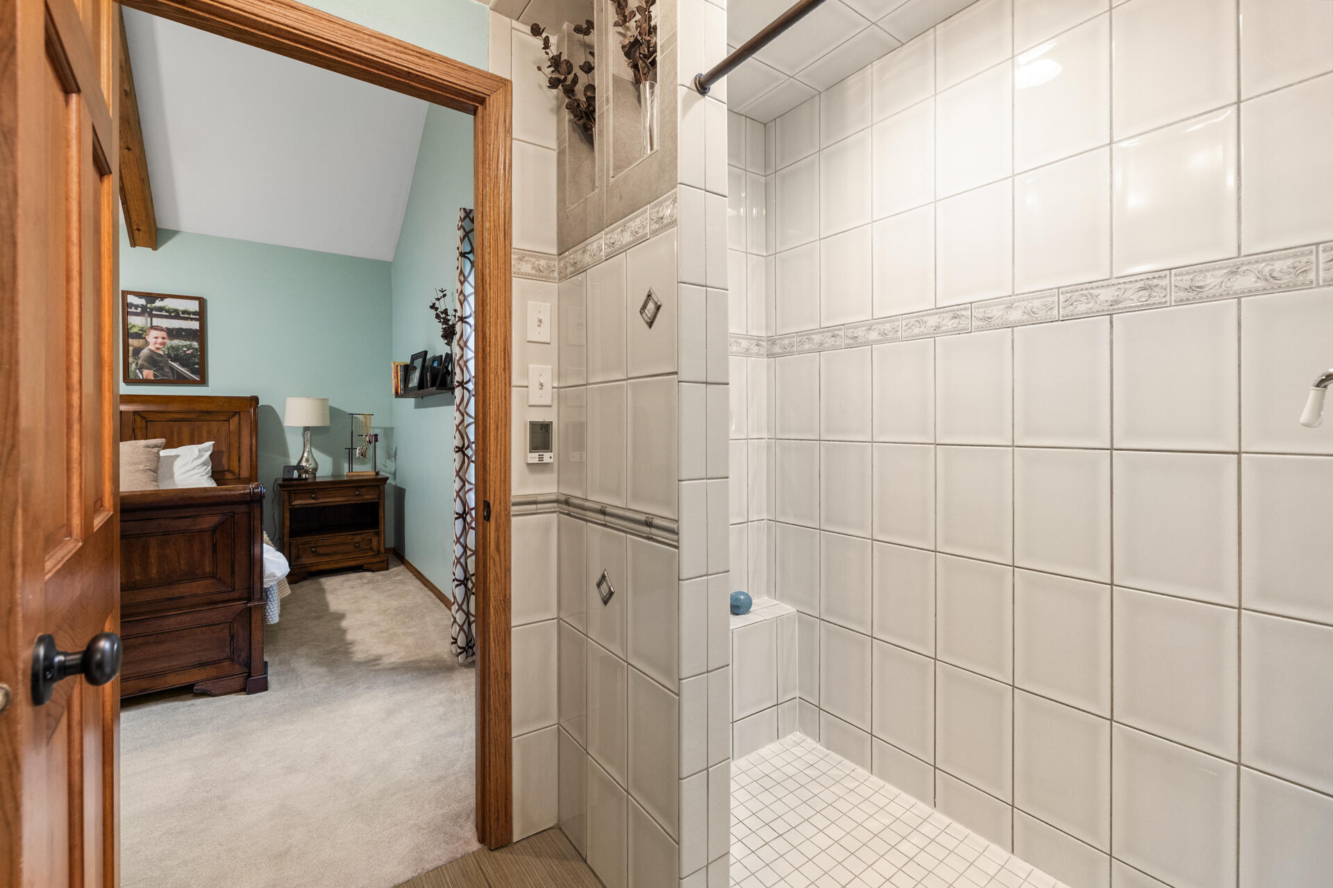 3960 Kings Way Slinger, WI 53086 - Photo 17 of 27 Primary Ensuite