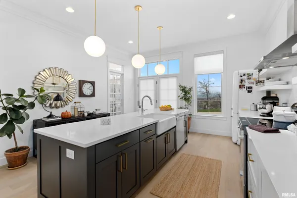 $3,000 | 824 West Moss Avenue, Unit 3, Peoria, IL 61606