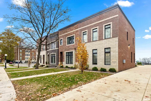 $3,000 | 824 West Moss Avenue, Unit 3, Peoria, IL 61606