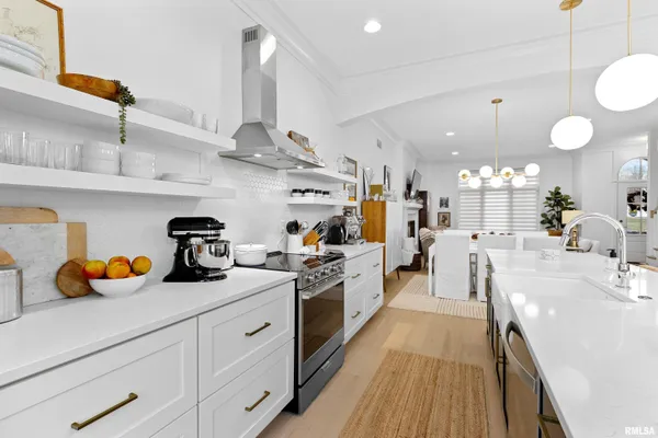 $3,000 | 824 West Moss Avenue, Unit 3, Peoria, IL 61606