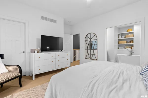 $3,000 | 824 West Moss Avenue, Unit 3, Peoria, IL 61606