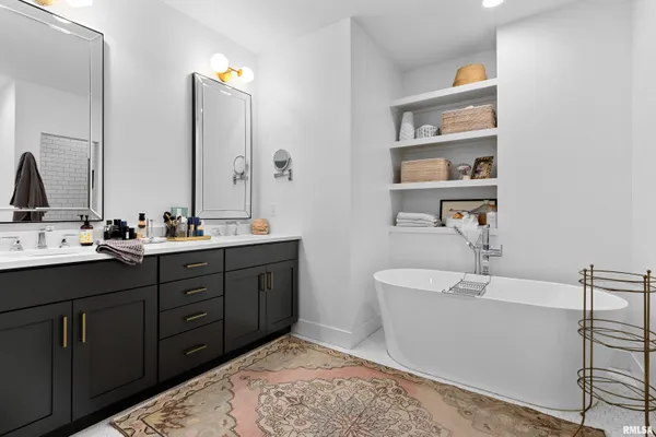 $3,000 | 824 West Moss Avenue, Unit 3, Peoria, IL 61606