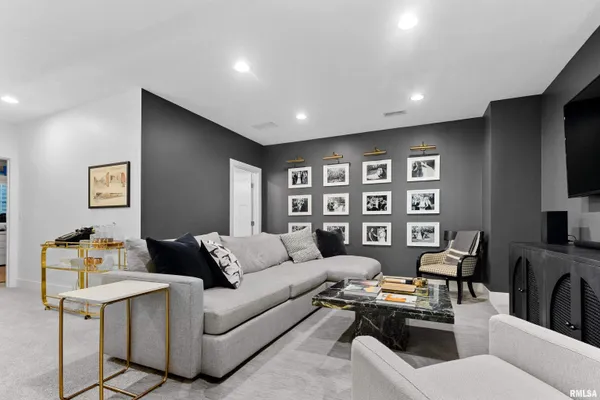 $3,000 | 824 West Moss Avenue, Unit 3, Peoria, IL 61606