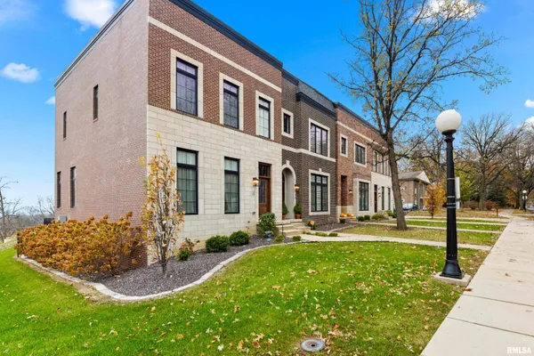 $3,000 | 824 West Moss Avenue, Unit 3, Peoria, IL 61606