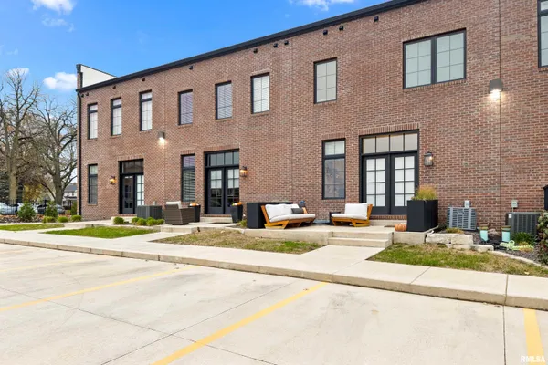 $3,000 | 824 West Moss Avenue, Unit 3, Peoria, IL 61606