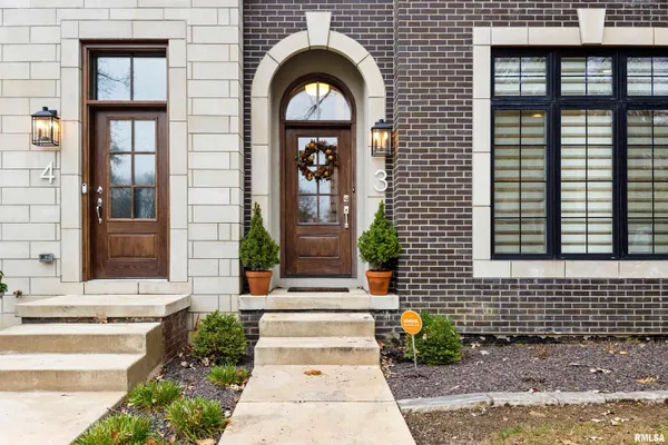 $3,000 | 824 West Moss Avenue, Unit 3, Peoria, IL 61606