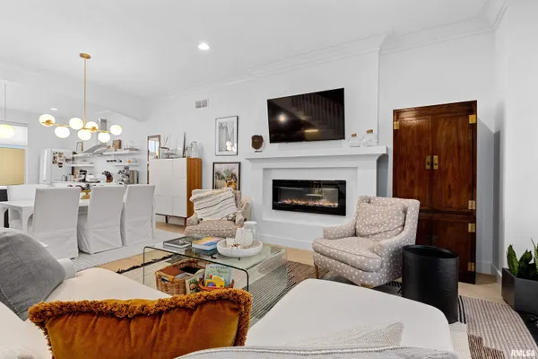 $3,000 | 824 West Moss Avenue, Unit 3, Peoria, IL 61606