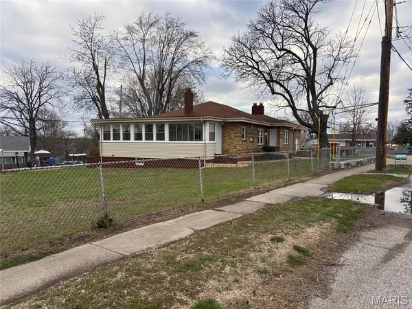 $269,000 | 2555 Telegraph Road, Mehlville, MO 63125