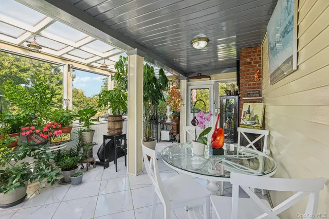 a view of entryway with patio