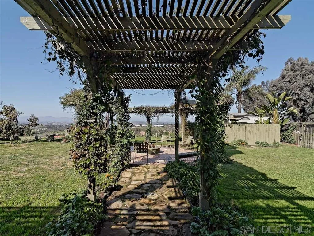 1718 West Knapp Drive Vista, CA 92083 - Photo 15 of 24