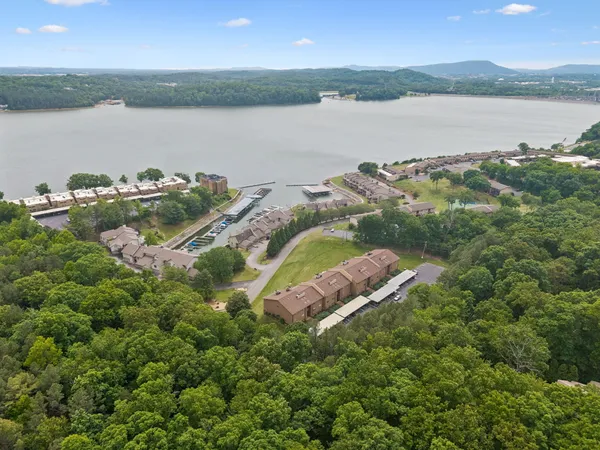 $370,000 | 4319 Lakeshore Lane, Unit 301, Chattanooga, TN 37415