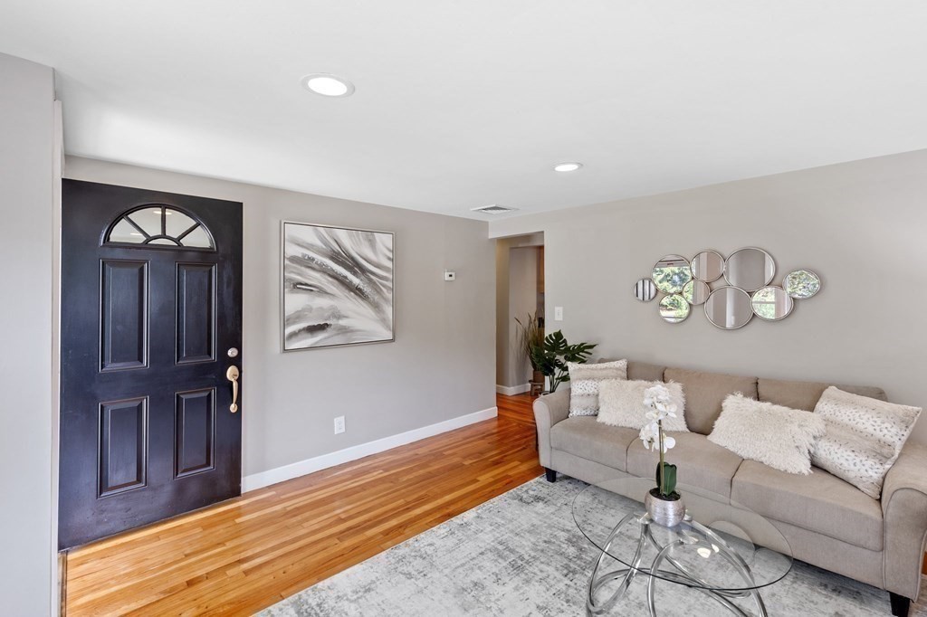 91 Bruce Road Walpole, MA 02081 - Photo 5 of 25 Gallery Image 5