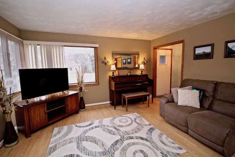980 Falkirk Road Alma, MI 48801 - Photo 7 of 42 1870367-6.JPG