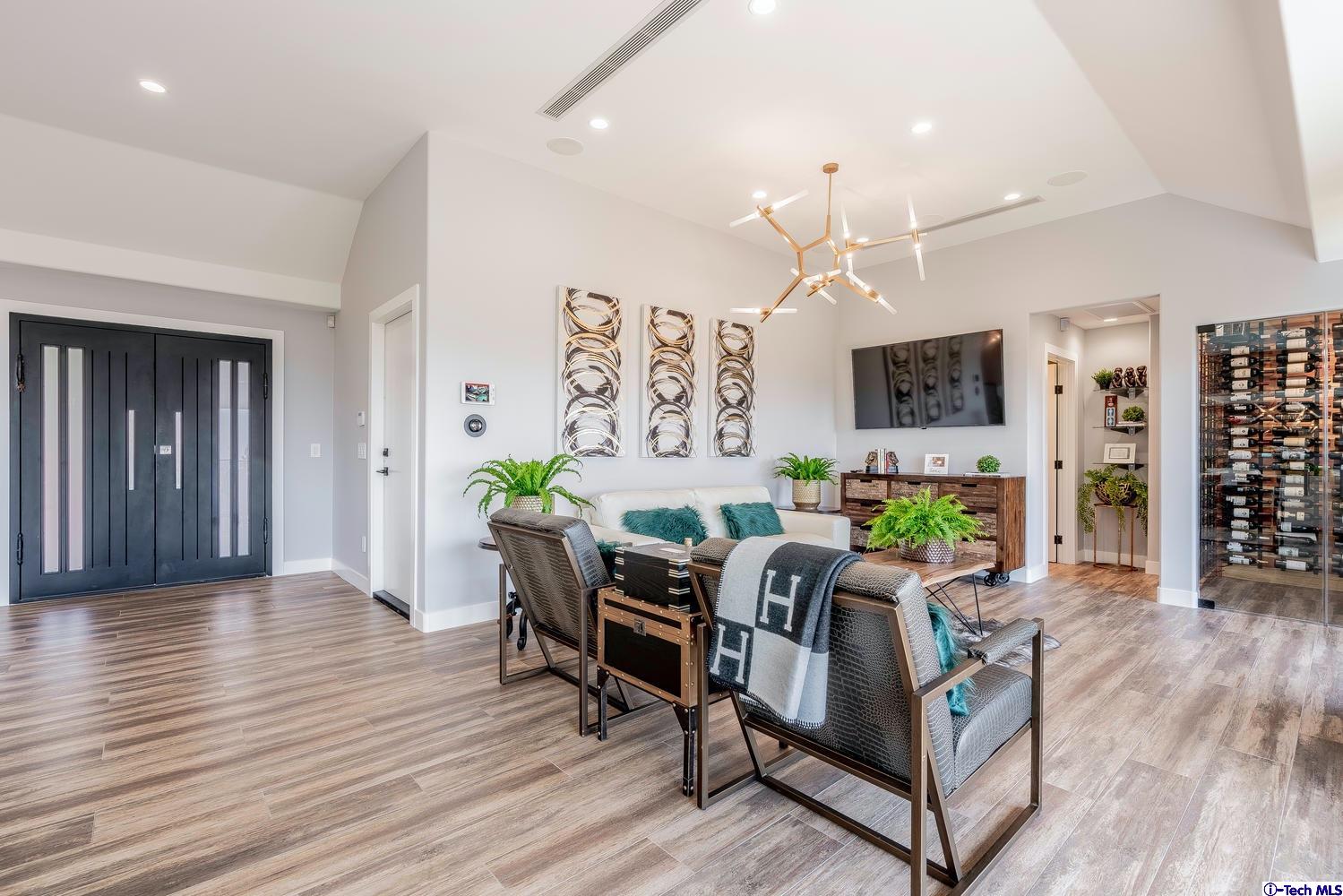 742 Cavanagh Road Glendale, CA 91207 - Photo 5 of 57