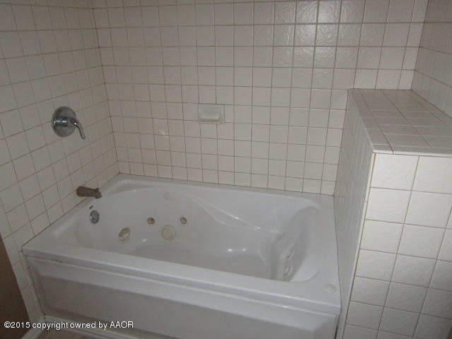 2002 Magnolia Street Amarillo, TX 79107 - Photo 13 of 16 master tub.JPG
