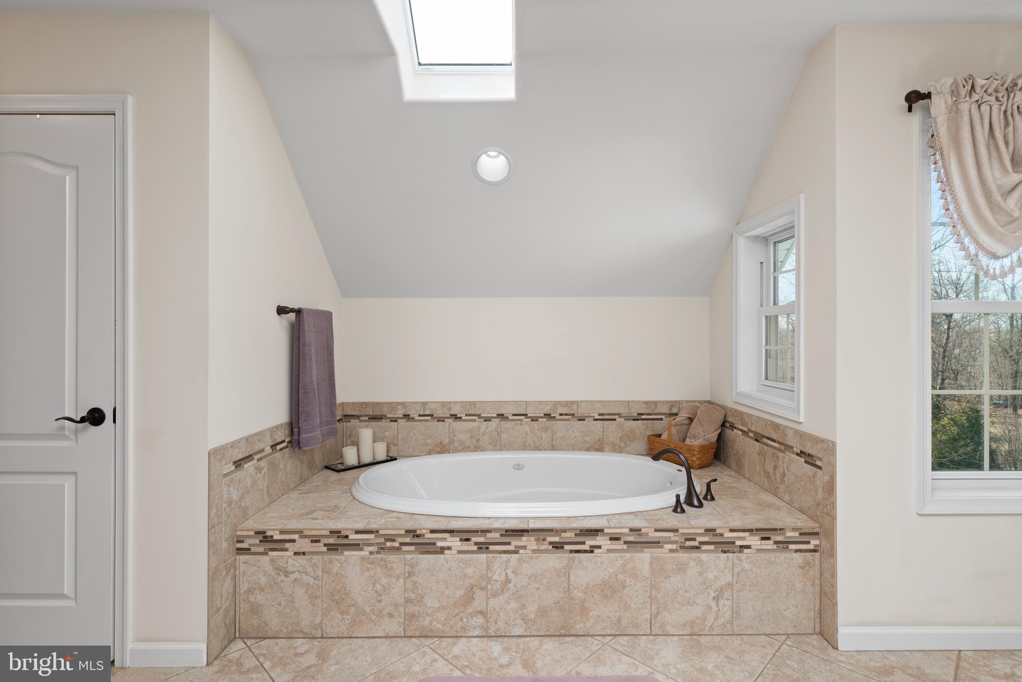 7 Millfording Road Mechanicsburg, PA 17050 - Photo 30 of 61 Whirlpool Tub W/Skylight