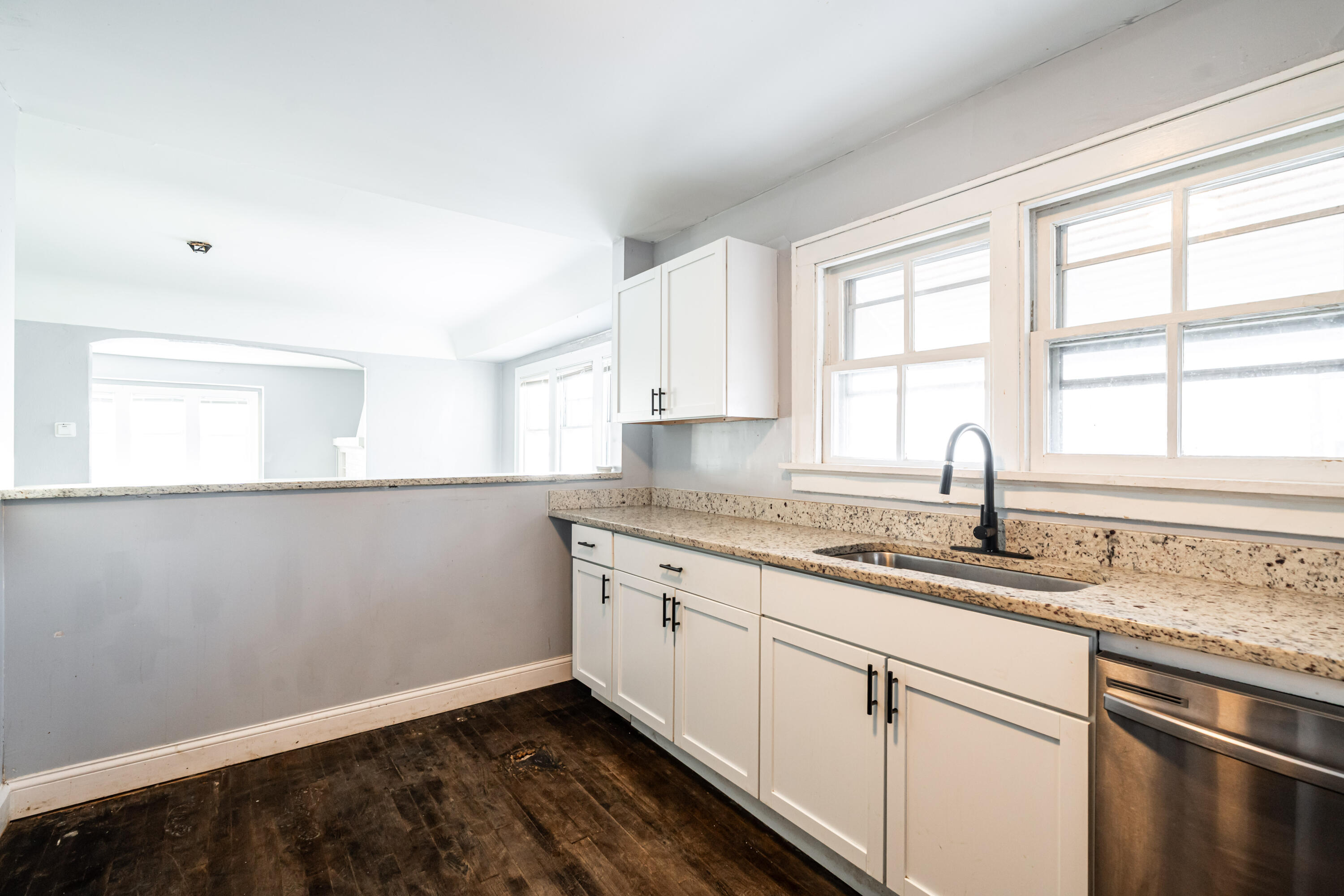 1747 South 28th Street Milwaukee, WI 53215 - Photo 2 of 28 DSC09734