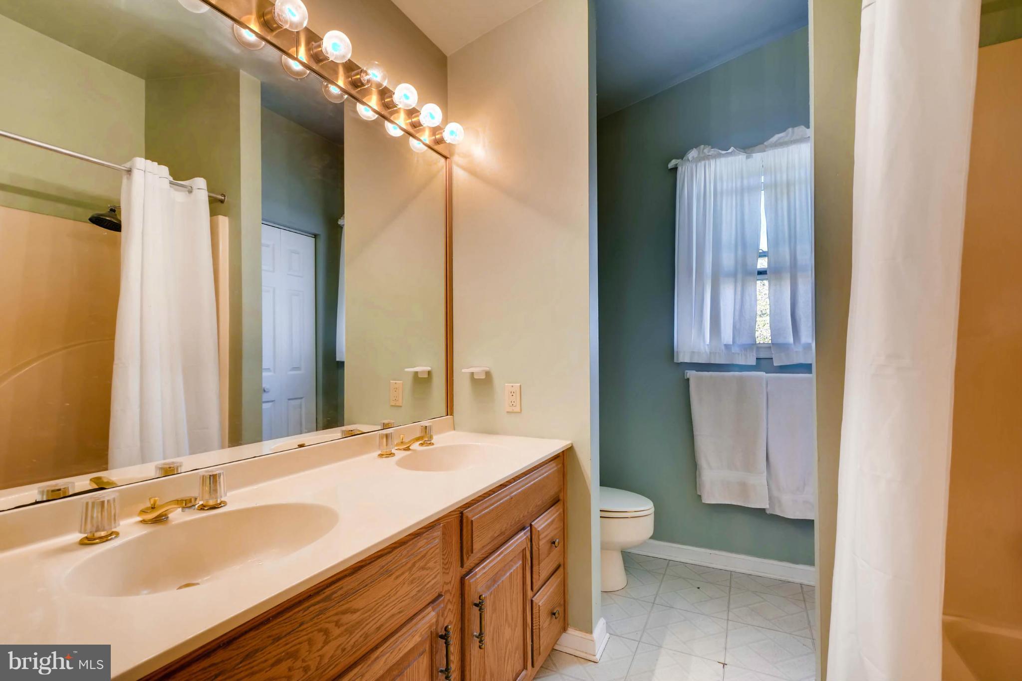 370 Hunner Road Pasadena, MD 21122 - Photo 17 of 27 Bath (Master)