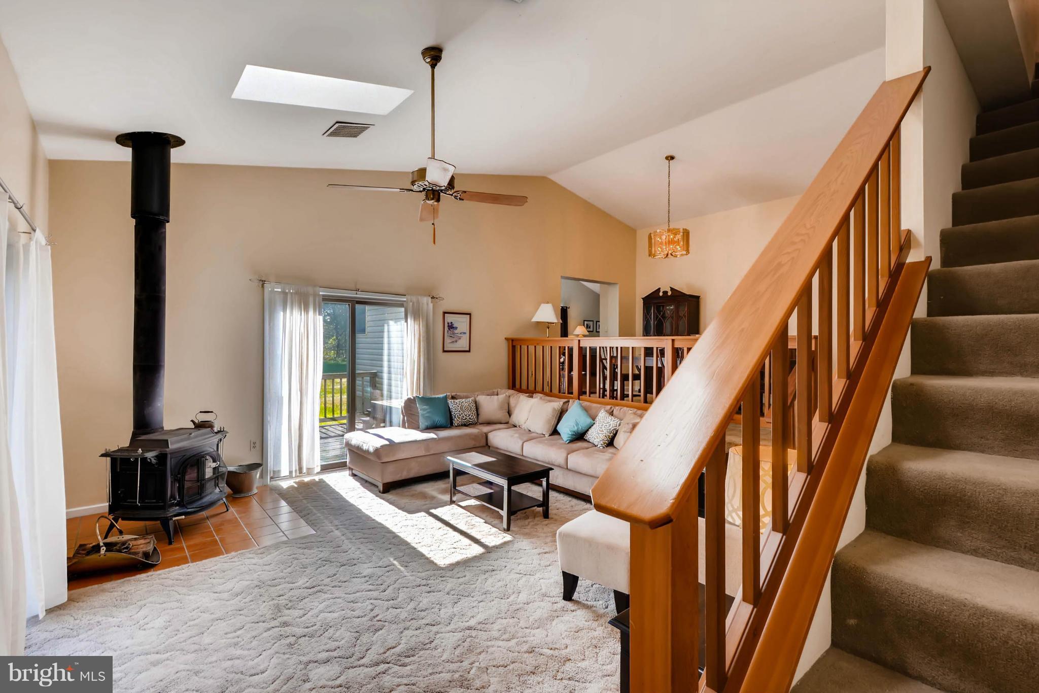 370 Hunner Road Pasadena, MD 21122 - Photo 9 of 27 Living Room