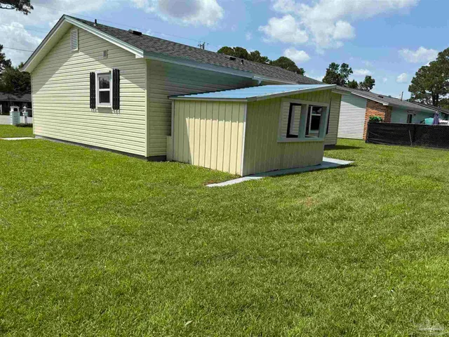 a view of a house with a backyard