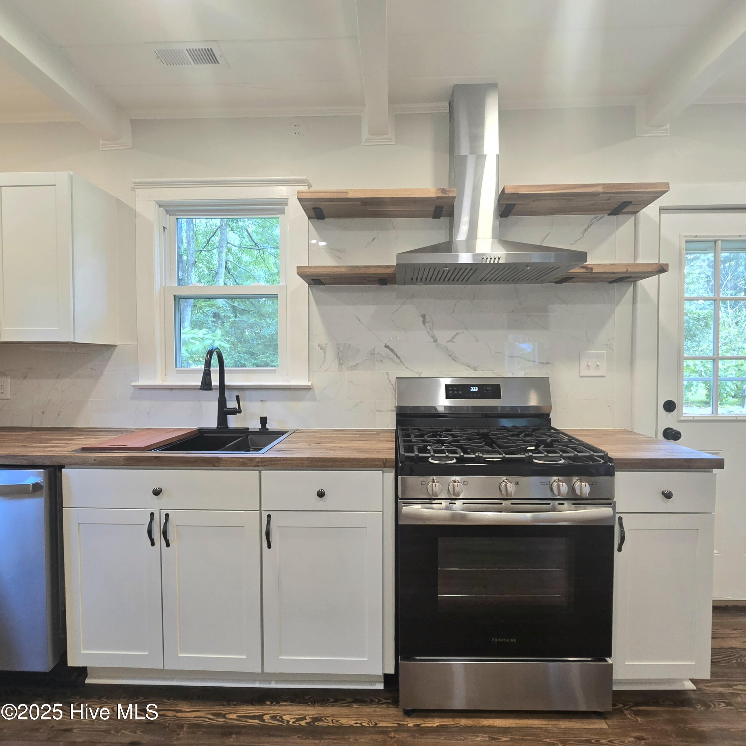 301 Fort Road New Bern, NC 28560 - Photo 4 of 14 kitchen 1