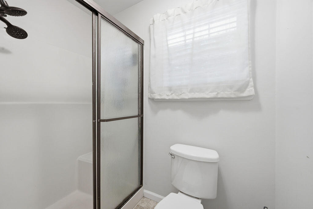 7608 Ridge Bay Drive Hixson, TN 37343 - Photo 18 of 52 Primarty Bathroom
