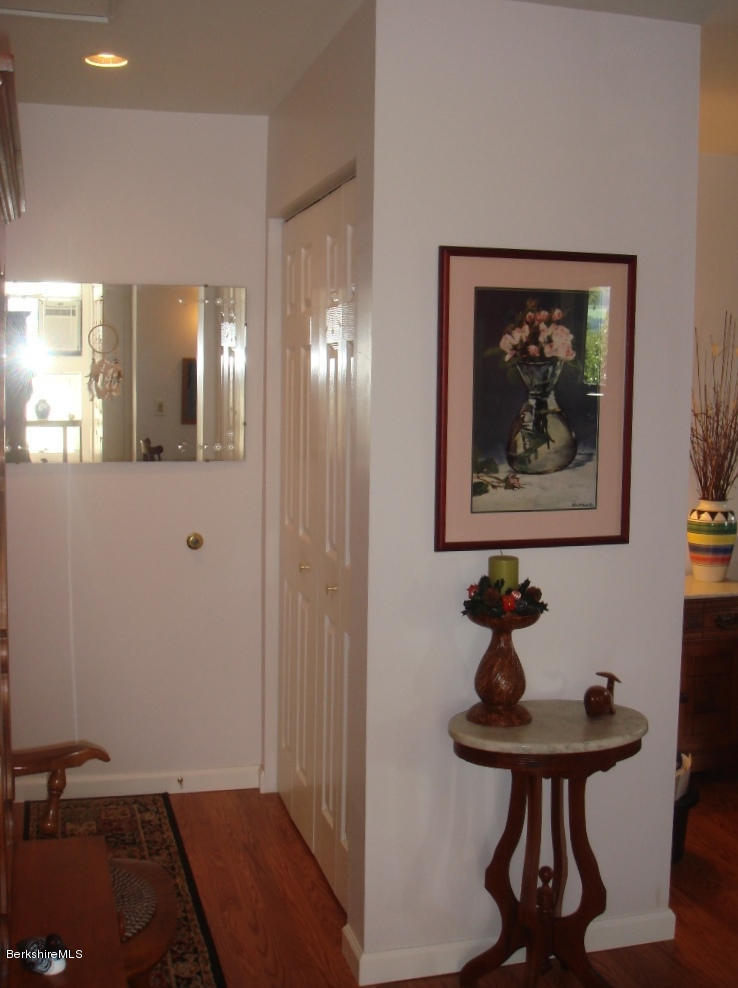 189 Stratton Road, Unit G5 Williamstown, MA 01267 - Photo 2 of 16 Entry