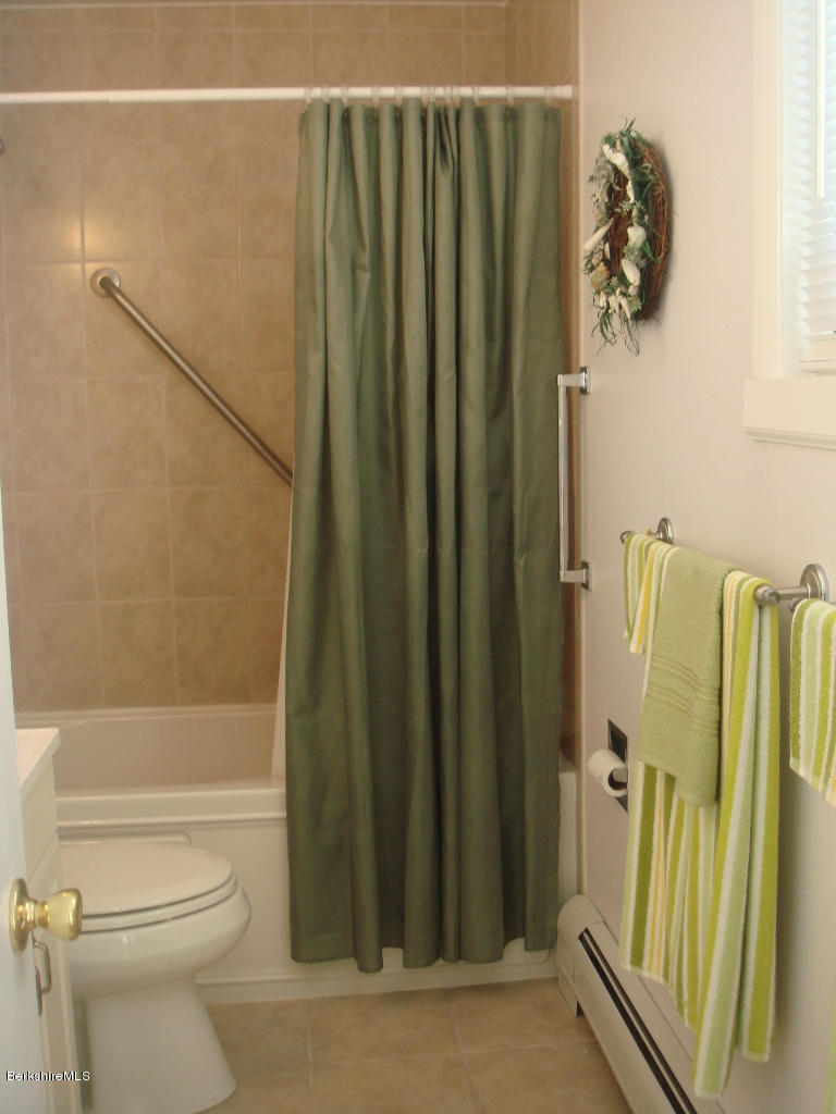 189 Stratton Road, Unit G5 Williamstown, MA 01267 - Photo 12 of 16 Bath