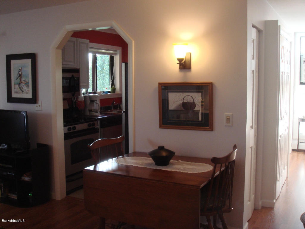 189 Stratton Road, Unit G5 Williamstown, MA 01267 - Photo 6 of 16 Eating area