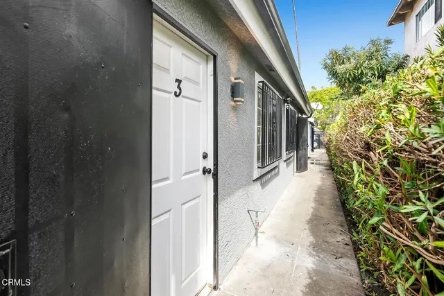 a view of a pathway of a house