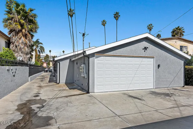 a view of a house with a backyard