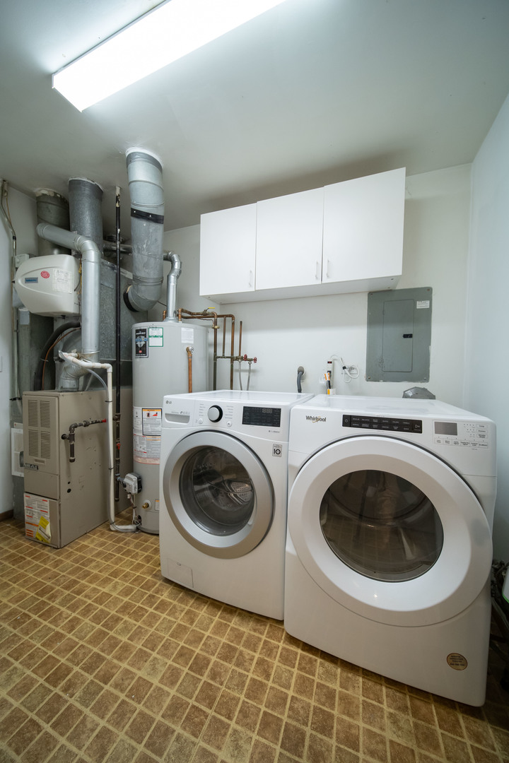 1504 Chippewa Trail Wheeling, IL 60090 - Photo 15 of 28 a utility room with dryer and washer
