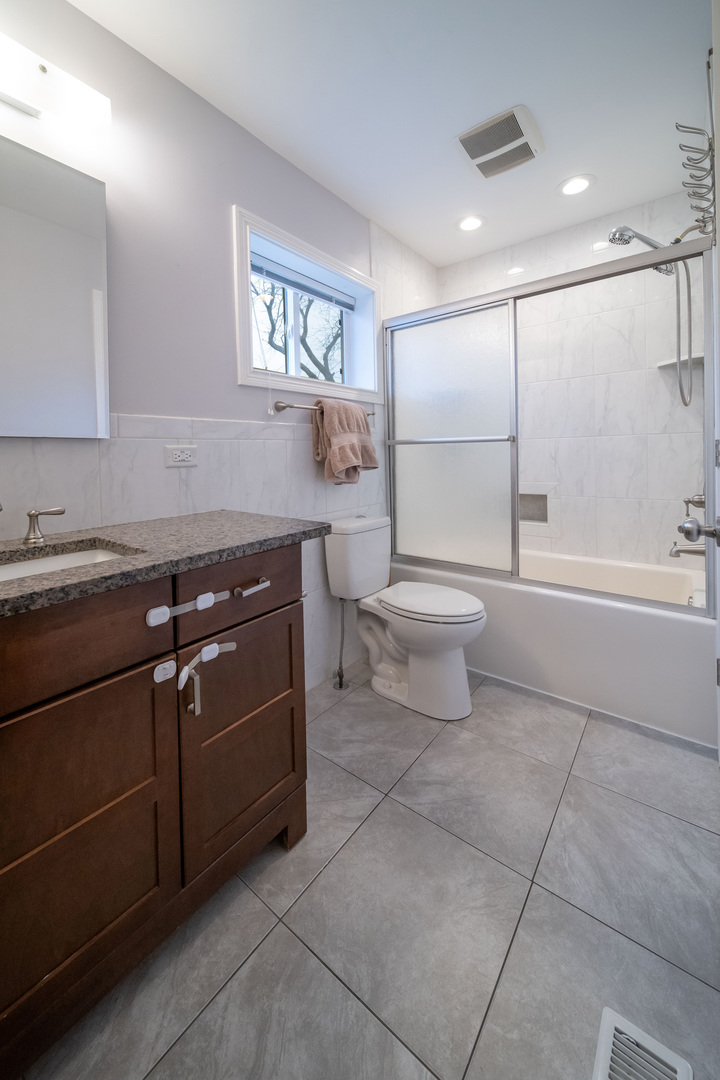 1504 Chippewa Trail Wheeling, IL 60090 - Photo 16 of 28 a bathroom with a sink a toilet and shower