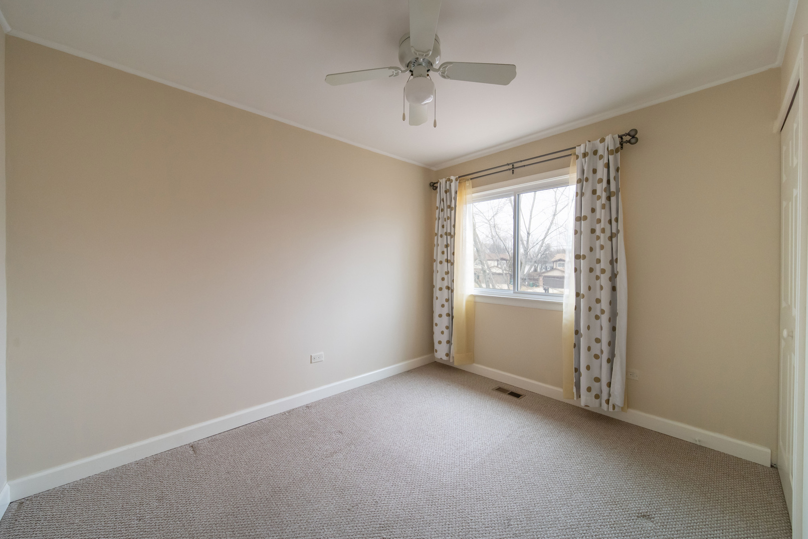 1504 Chippewa Trail Wheeling, IL 60090 - Photo 20 of 28 an empty room with a window and a ceiling fan