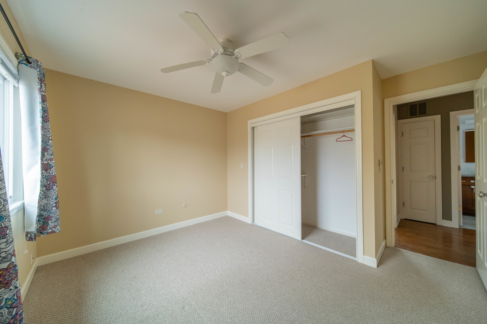 1504 Chippewa Trail Wheeling, IL 60090 - Photo 23 of 28 an empty room with a ceiling fan and a window