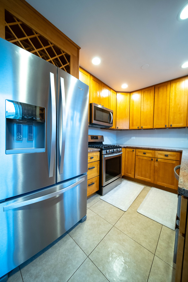 1504 Chippewa Trail Wheeling, IL 60090 - Photo 8 of 28 a kitchen with stainless steel appliances granite countertop a refrigerator a sink and a stove