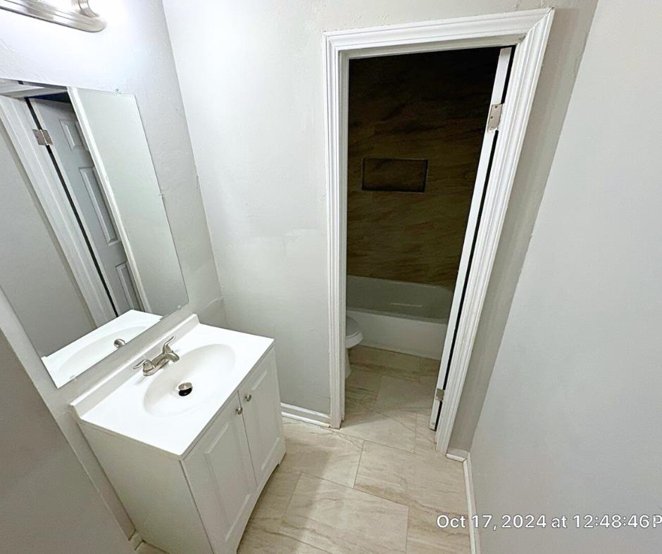 3747 Parakeet Road Memphis, TN 38109 - Photo 6 of 9 Bathroom featuring vanity, toilet, and a washtub