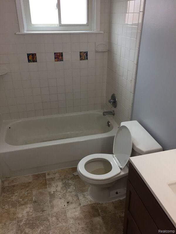 19034 Martin Road Roseville, MI 48066 - Photo 5 of 10 6.jpg