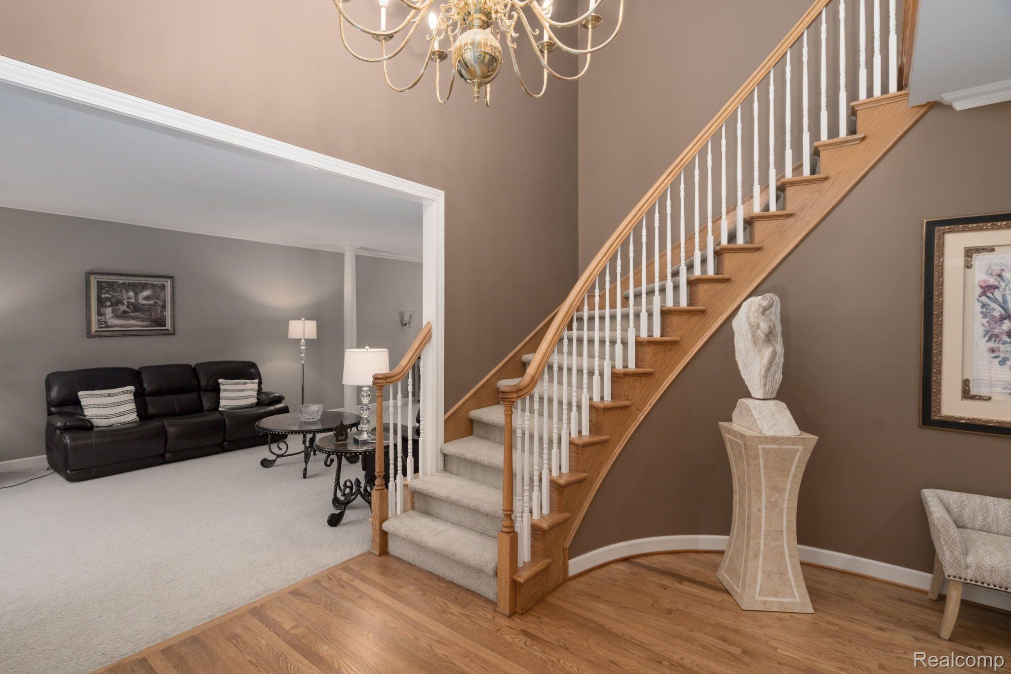 1927 Barrington Court Rochester, MI 48306 - Photo 6 of 53 Gallery Image 6