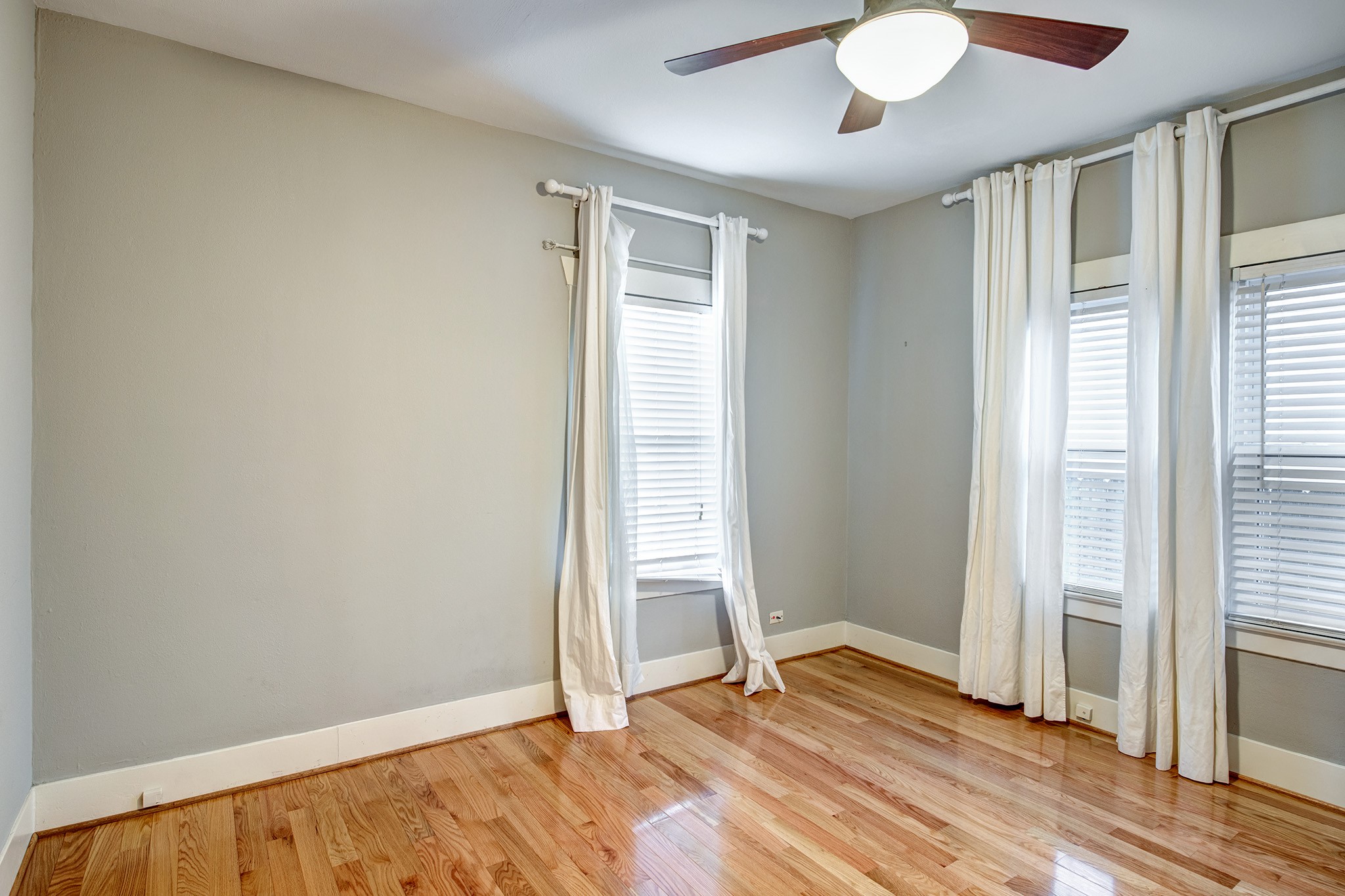 2219 Singleton Street Houston, TX 77008 - Photo 14 of 21 Front bedroom also has window treatments and privacy blinds.