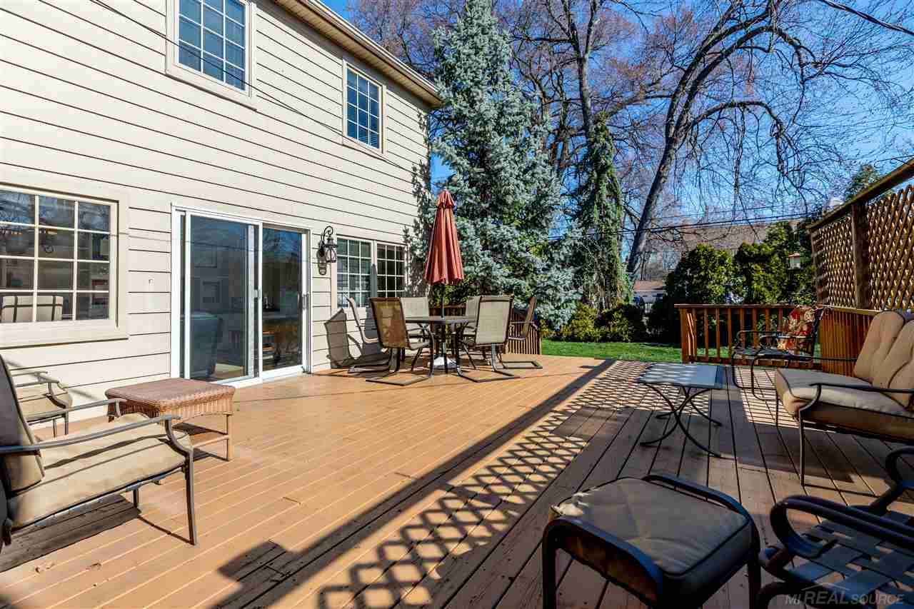 1662 Newcastle Road Grosse Pointe, MI 48236 - Photo 29 of 34 Fantastic deck!