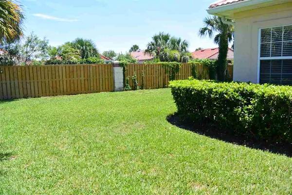 a view of a yard in front of house