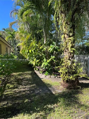 a view of a back yard of the house