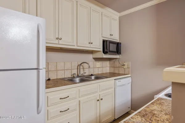 $99,800 | 220 Doucet Road, Unit 207A, Lafayette, LA 70503