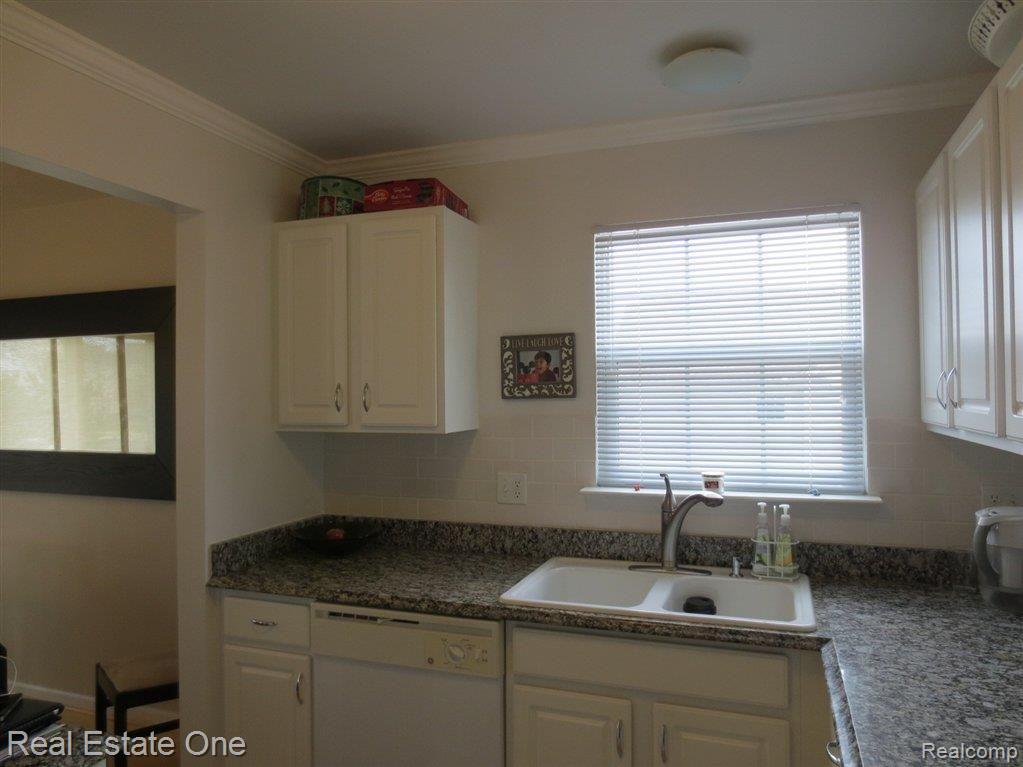 1968 Flagstone Circle, Unit 114 Rochester, MI 48307 - Photo 4 of 24 Kitchen