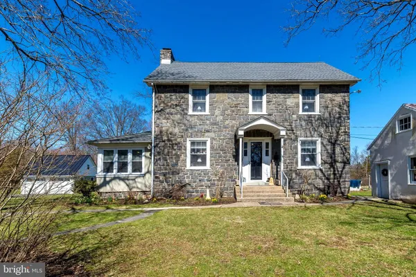 a view of a house with backyard