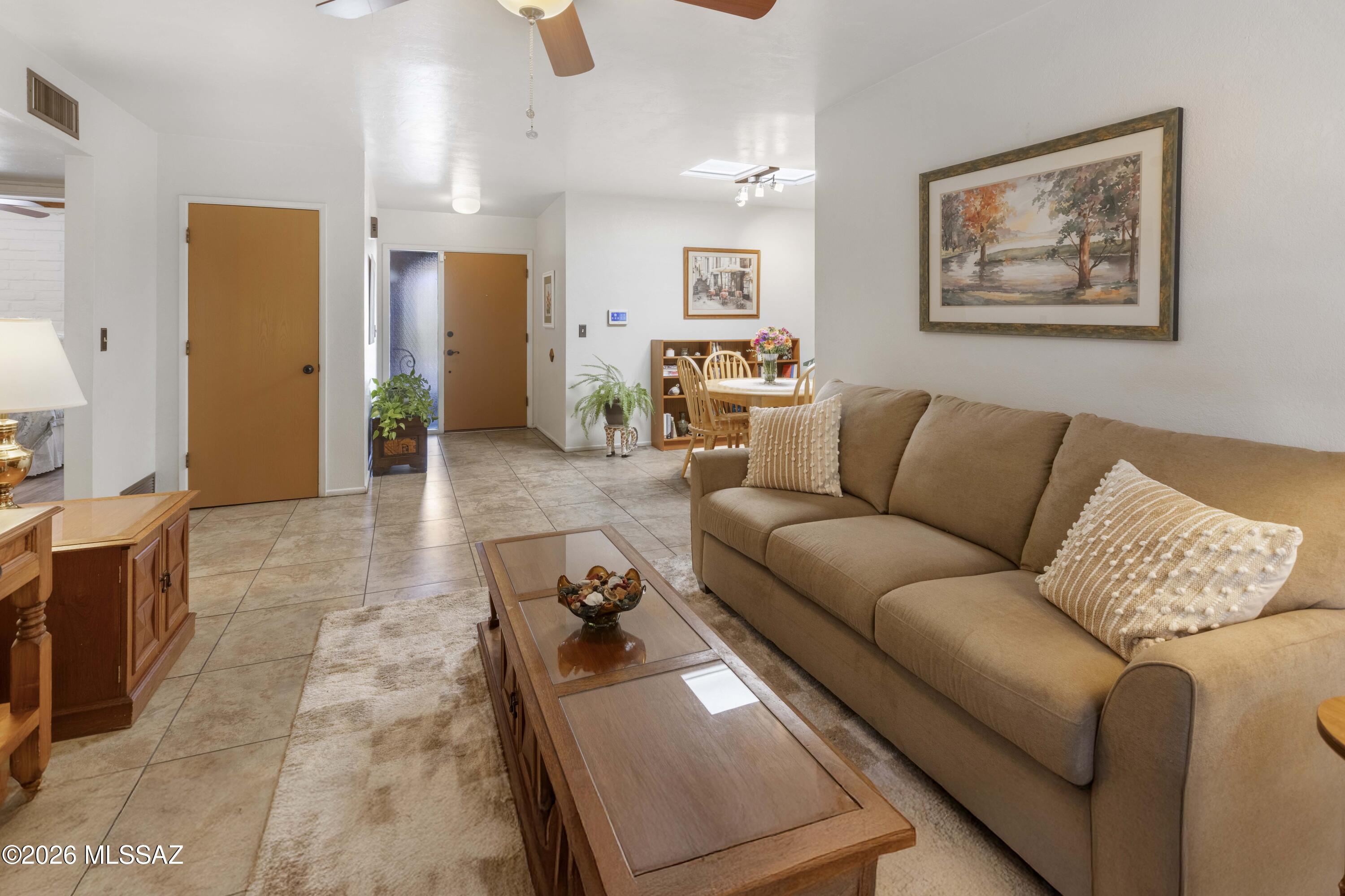 9111 North Oracle Road, Unit 110 Tucson, AZ 85704 - Photo 6 of 32 Living Room