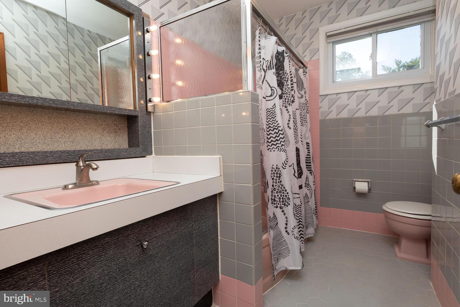 1066 Devon Road Rydal, PA 19046 - Photo 23 of 36 Hall Bath